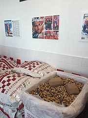 Erdnüsse für zwischendurch oder für die Warteschlange gibt es bei Five Guys gratis (©Foto:Martin Schmitz)